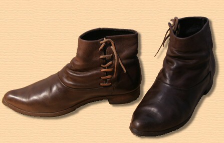 Wsp�czesna rekonstrukcja but�w hajduka na niskim obcasie