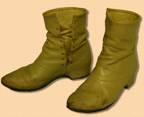 Wsp�czesna rekonstrukcja but�w hajduka na wysokim obcasie